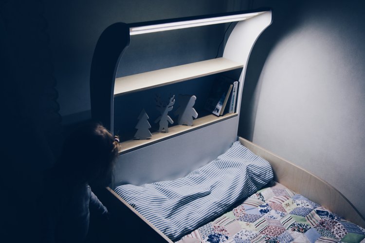 Baby bed with lamp