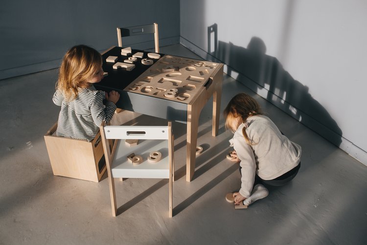 The children's little table developing "Play"